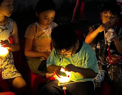 CTY BENZOL Vietnam t&agrave;i trợ đ&egrave;n trung thu cho c&aacute;c ch&aacute;u thiếu nhi ở tổ 41 phường T&acirc;n thới nhất quận 12 v&agrave;o đ&ecirc;m trăng rằm trung thu 15/8/2024