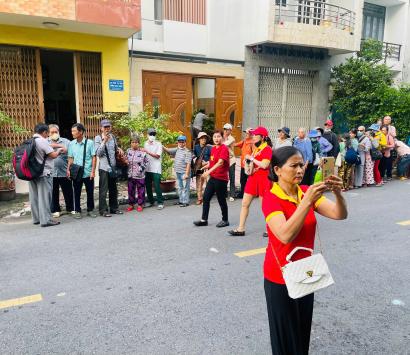 Ng&agrave;y 10/7 /25 &acirc;m lịch CTY BENZOL VIETNAM c&ugrave;ng anh chị em Phật tử ph&aacute;t 700-1.000 phần qu&agrave; cho c&aacute;c người m&ugrave; tại TPHCM