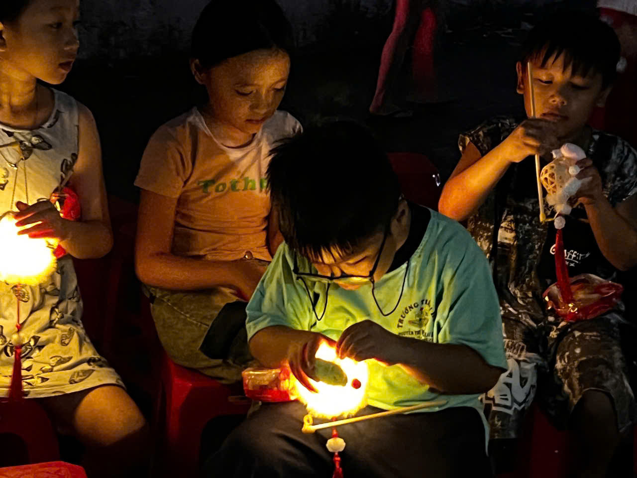 CTY BENZOL Vietnam t&agrave;i trợ đ&egrave;n trung thu cho c&aacute;c ch&aacute;u thiếu nhi ở tổ 41 phường T&acirc;n thới nhất quận 12 v&agrave;o đ&ecirc;m trăng rằm trung thu 15/8/2024