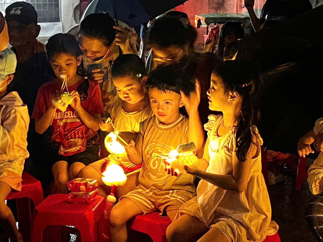 CTY BENZOL Vietnam t&agrave;i trợ đ&egrave;n trung thu cho c&aacute;c ch&aacute;u thiếu nhi ở tổ 41 phường T&acirc;n thới nhất quận 12 v&agrave;o đ&ecirc;m trăng rằm trung thu 15/8/2024