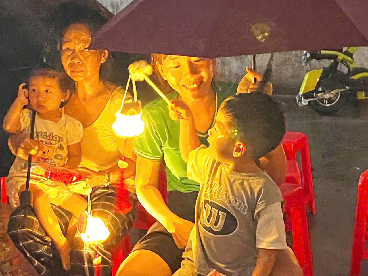 CTY BENZOL Vietnam t&agrave;i trợ đ&egrave;n trung thu cho c&aacute;c ch&aacute;u thiếu nhi ở tổ 41 phường T&acirc;n thới nhất quận 12 v&agrave;o đ&ecirc;m trăng rằm trung thu 15/8/2024