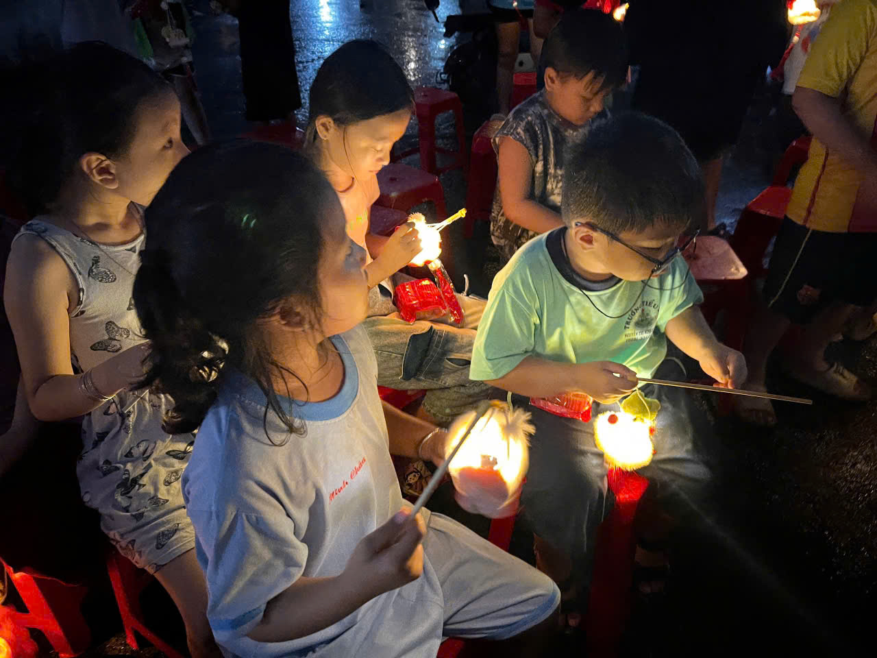 CTY BENZOL Vietnam t&agrave;i trợ đ&egrave;n trung thu cho c&aacute;c ch&aacute;u thiếu nhi ở tổ 41 phường T&acirc;n thới nhất quận 12 v&agrave;o đ&ecirc;m trăng rằm trung thu 15/8/2024