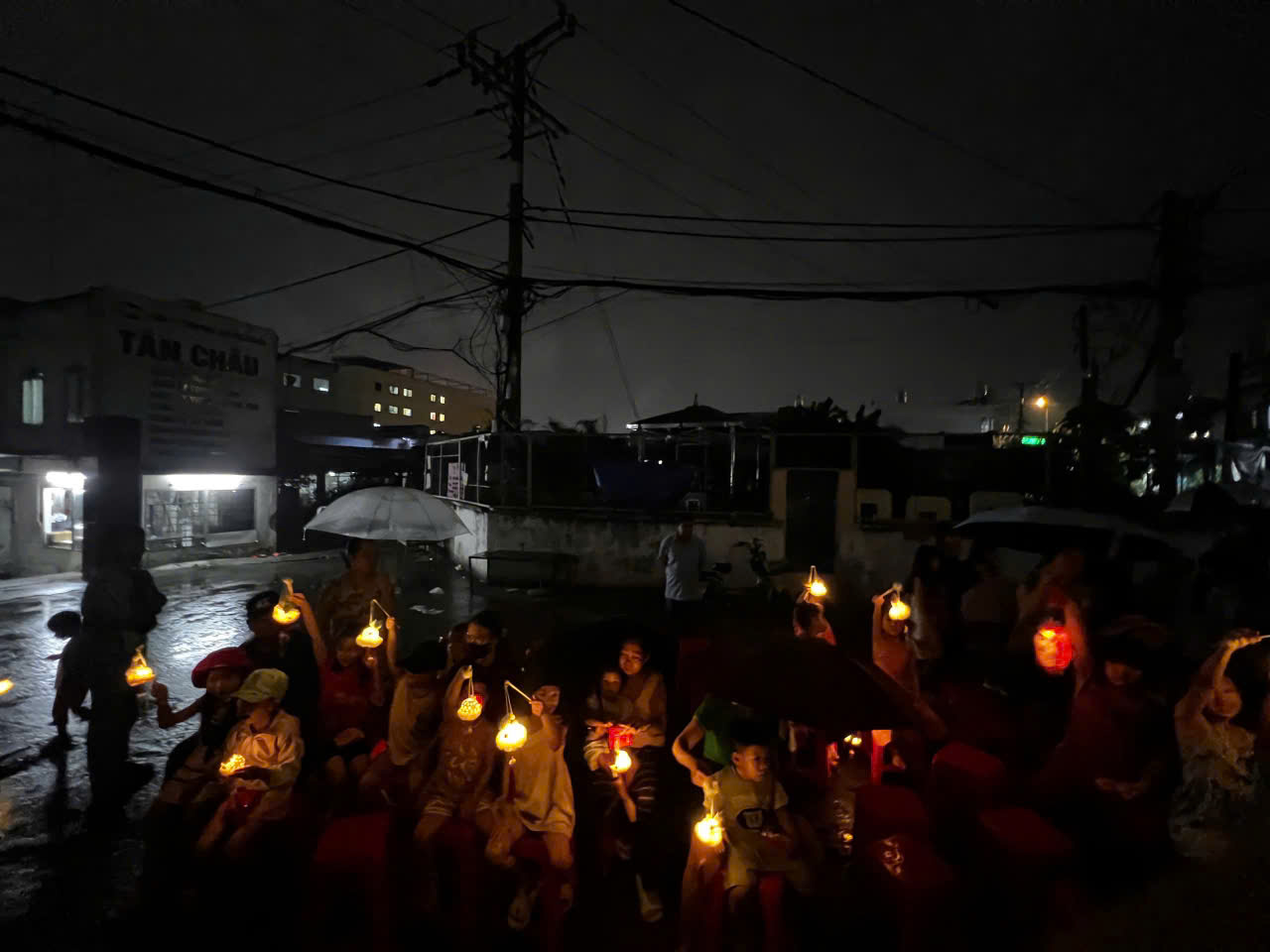 CTY BENZOL Vietnam t&agrave;i trợ đ&egrave;n trung thu cho c&aacute;c ch&aacute;u thiếu nhi ở tổ 41 phường T&acirc;n thới nhất quận 12 v&agrave;o đ&ecirc;m trăng rằm trung thu 15/8/2024