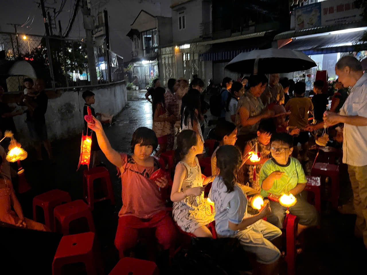 CTY BENZOL Vietnam t&agrave;i trợ đ&egrave;n trung thu cho c&aacute;c ch&aacute;u thiếu nhi ở tổ 41 phường T&acirc;n thới nhất quận 12 v&agrave;o đ&ecirc;m trăng rằm trung thu 15/8/2024