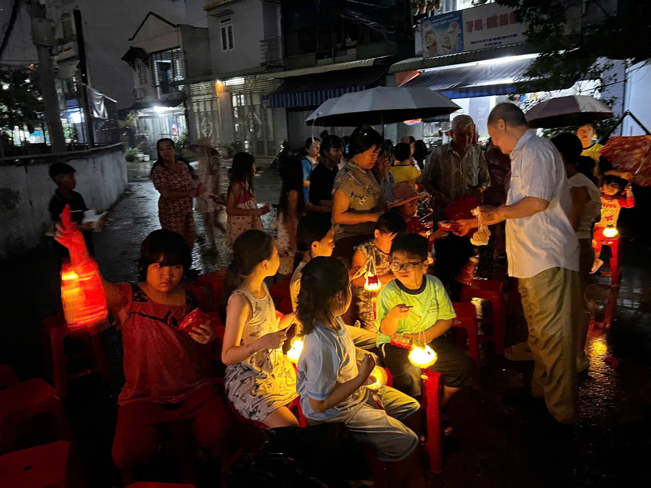 CTY BENZOL Vietnam t&agrave;i trợ đ&egrave;n trung thu cho c&aacute;c ch&aacute;u thiếu nhi ở tổ 41 phường T&acirc;n thới nhất quận 12 v&agrave;o đ&ecirc;m trăng rằm trung thu 15/8/2024