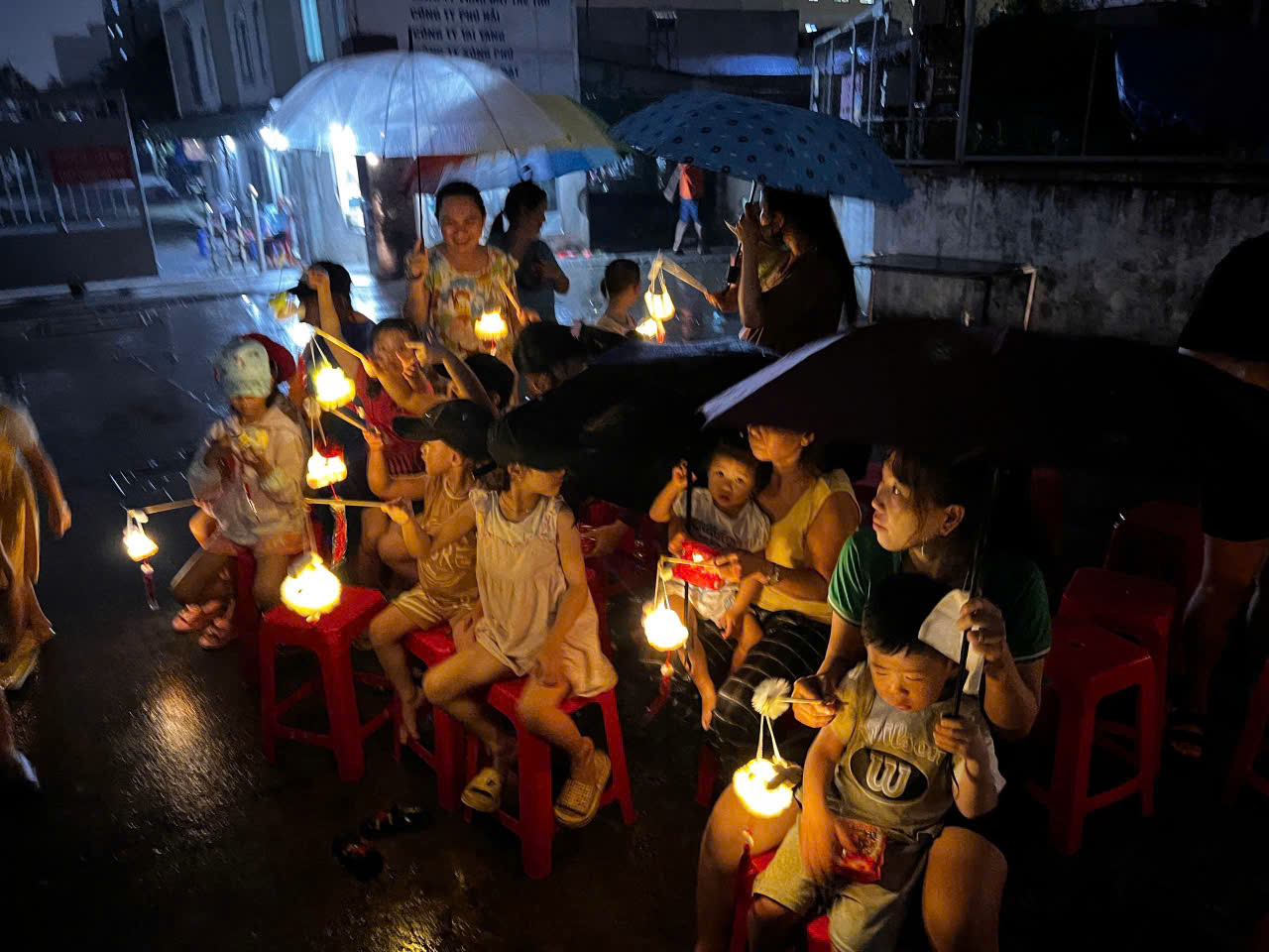 CTY BENZOL Vietnam t&agrave;i trợ đ&egrave;n trung thu cho c&aacute;c ch&aacute;u thiếu nhi ở tổ 41 phường T&acirc;n thới nhất quận 12 v&agrave;o đ&ecirc;m trăng rằm trung thu 15/8/2024